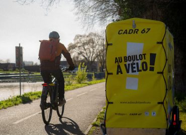 cycliste sur un piste cyclable de Strasbourg